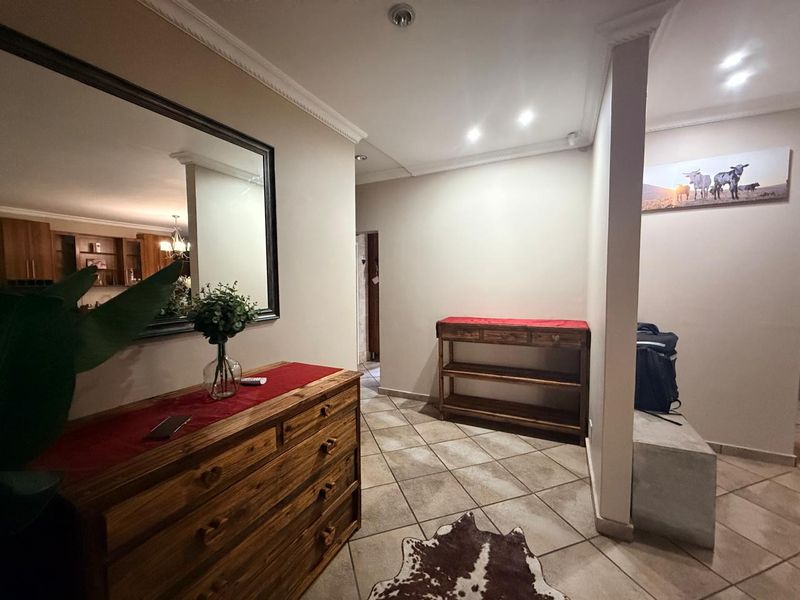 Elegant Five-Bedroom Family Retreat in Sought-After Protea Park - Photo 2