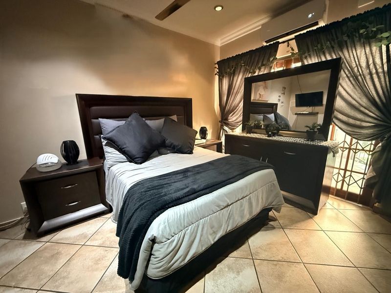 Elegant Five-Bedroom Family Retreat in Sought-After Protea Park - Photo 10