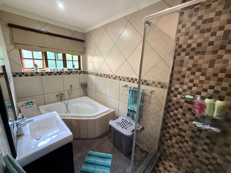 Elegant Five-Bedroom Family Retreat in Sought-After Protea Park - Photo 9