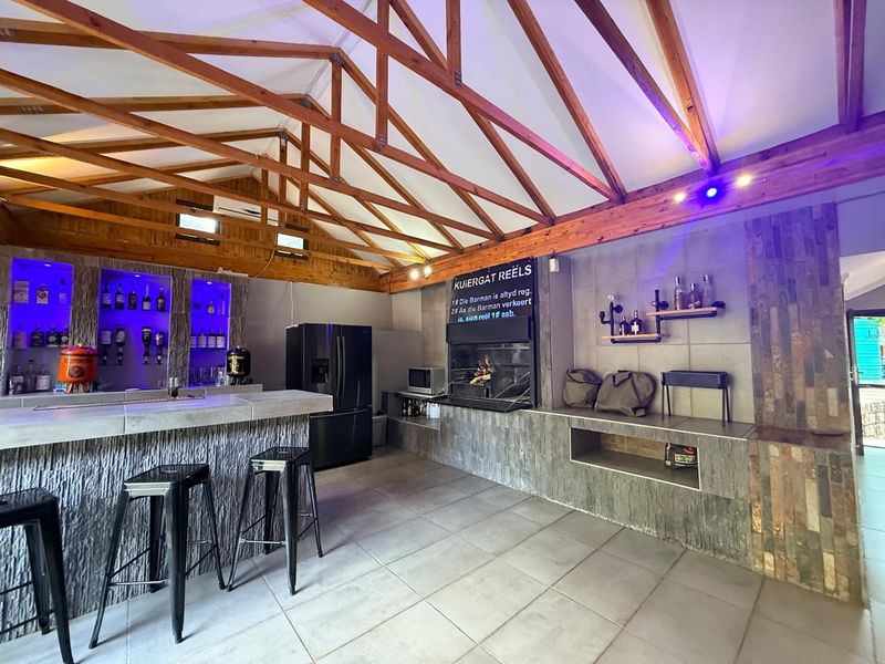 Elegant Five-Bedroom Family Retreat in Sought-After Protea Park - Photo 6