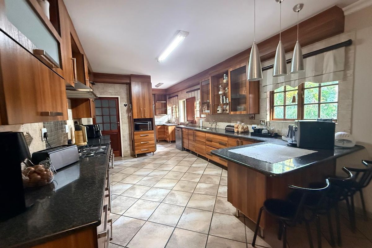 Elegant Five-Bedroom Family Retreat in Sought-After Protea Park - Photo 4