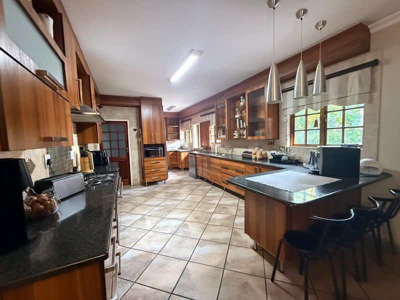 Elegant Five-Bedroom Family Retreat in Sought-After Protea Park - Photo 4