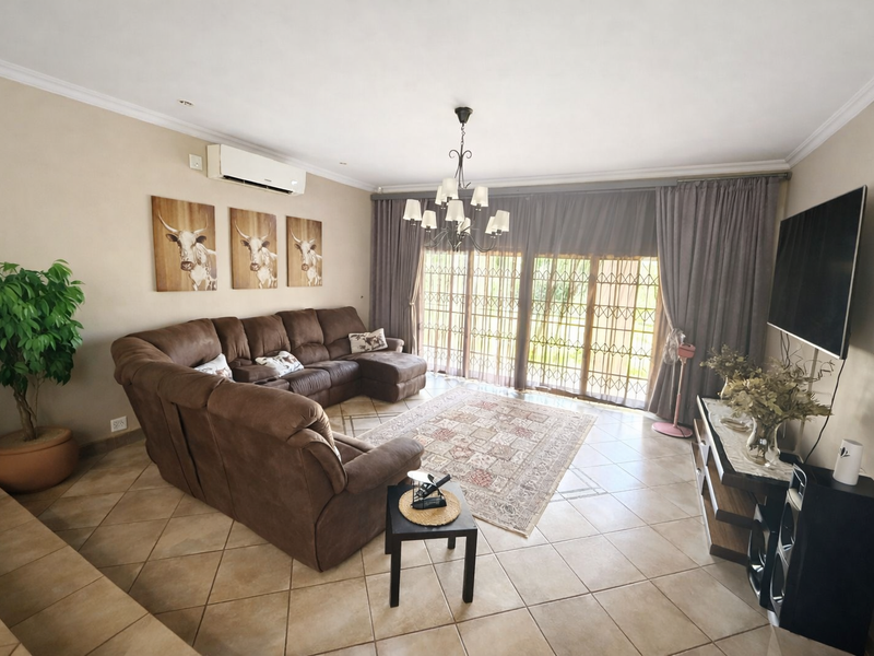 Elegant Five-Bedroom Family Retreat in Sought-After Protea Park - Photo 3