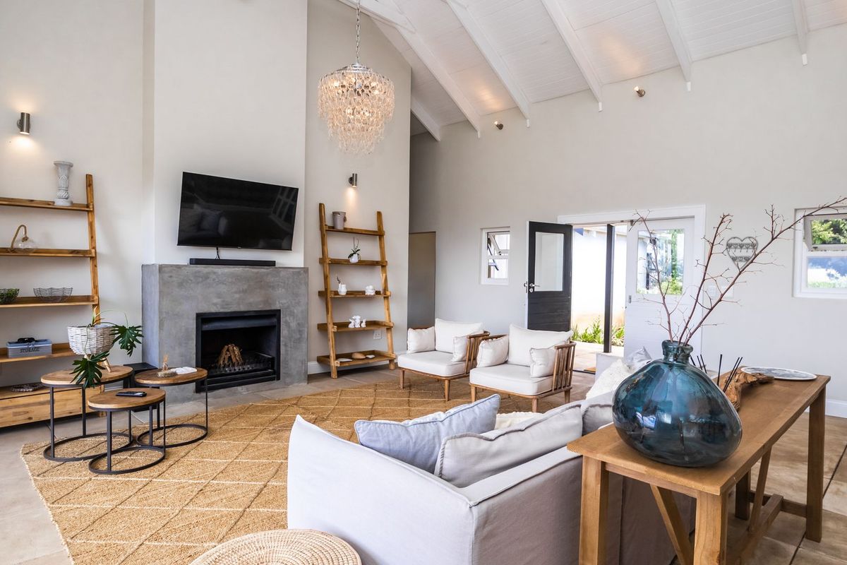 A Stylish Family Life-Style Retreat with Spectacular Views! - Photo 4