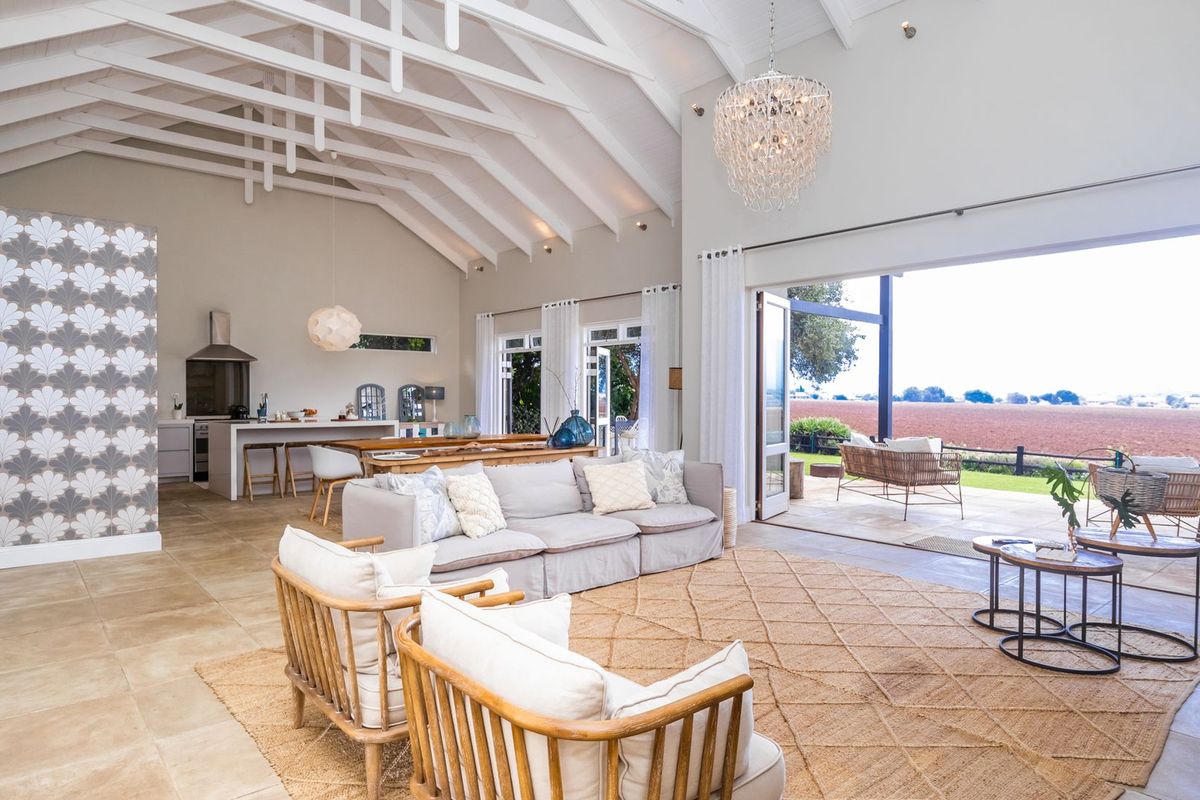 A Stylish Family Life-Style Retreat with Spectacular Views! - Photo 5