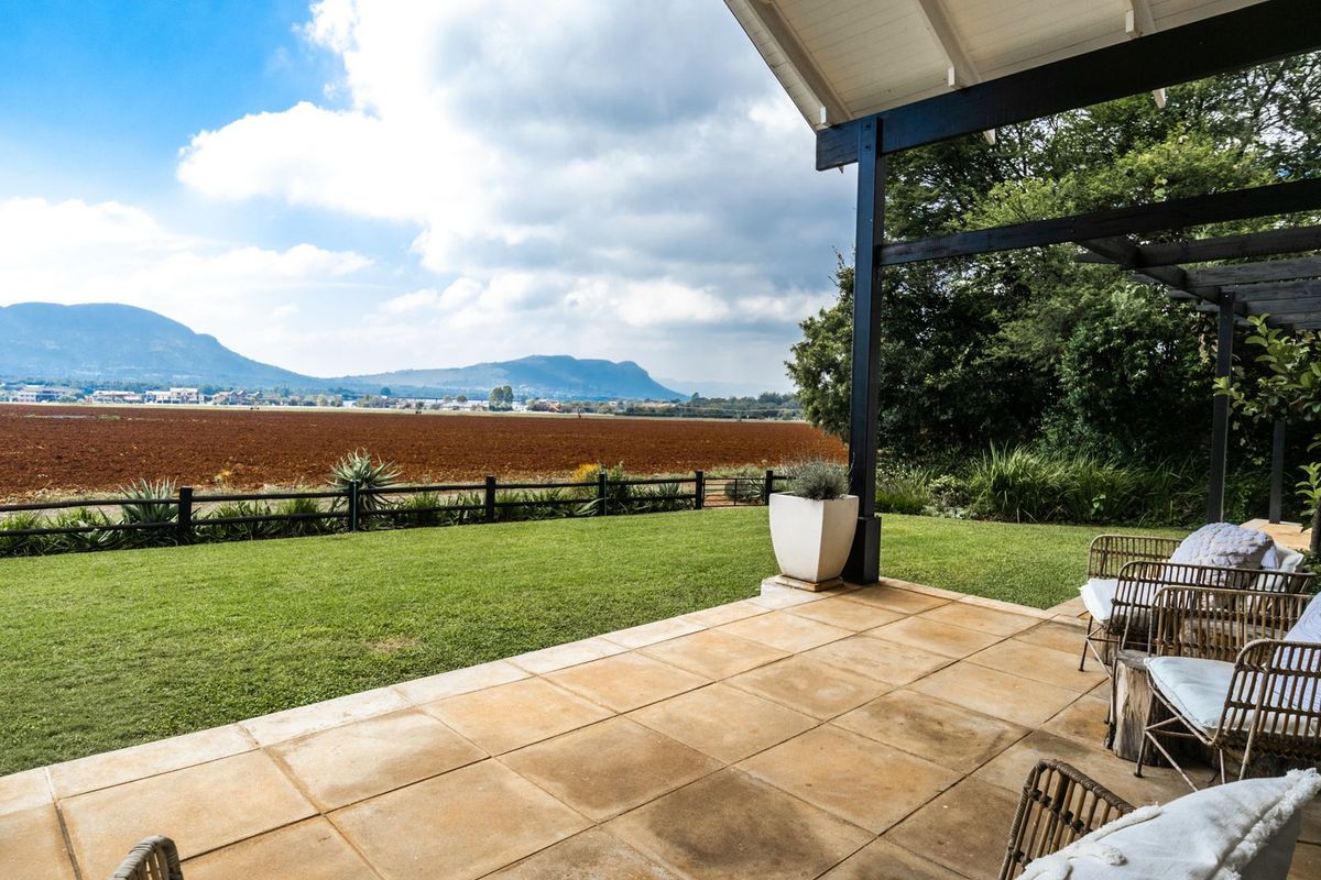 A Stylish Family Life-Style Retreat with Spectacular Views! - Photo 3