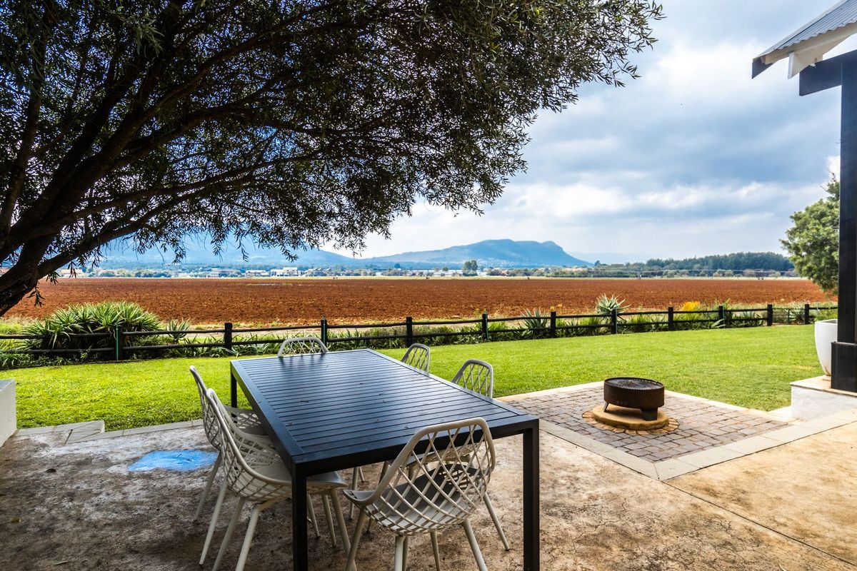A Stylish Family Life-Style Retreat with Spectacular Views! - Photo 2