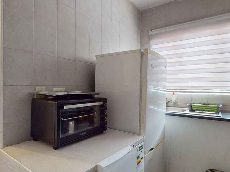 Well-Priced 1.5 Bedroom Apartment with Spacious Living Area in Secure Parkdene Complex - Photo 10