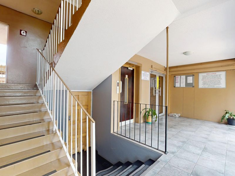 Well-Priced 1.5 Bedroom Apartment with Spacious Living Area in Secure Parkdene Complex - Photo 2