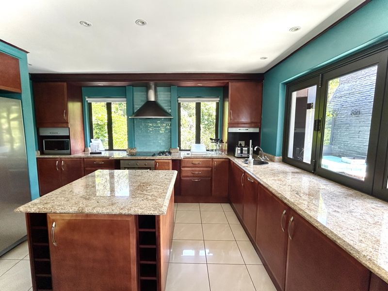 A Breathtaking Freestanding Home on Luxury Golf Estate! - Photo 8