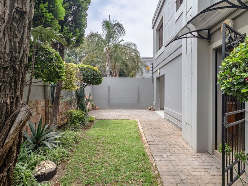 Lock Up And Go Cluster! Immaculate Condition! - Photo 2