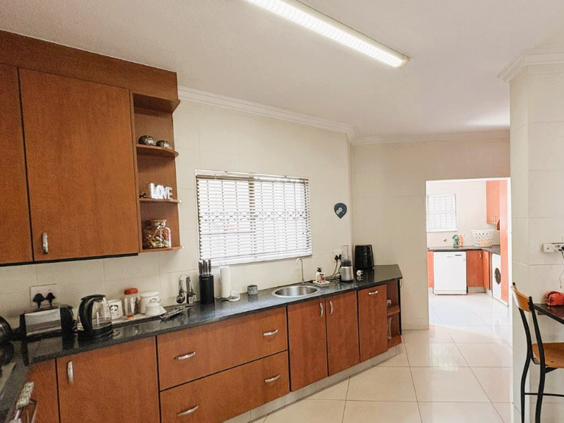 4 Bedroom spacious townhouse for sale - Photo 5