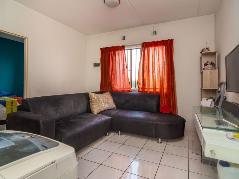 Modern 2-Bedroom Apartment in Emfuleni Heights – Exceptional Value & Prime Location - Photo 2