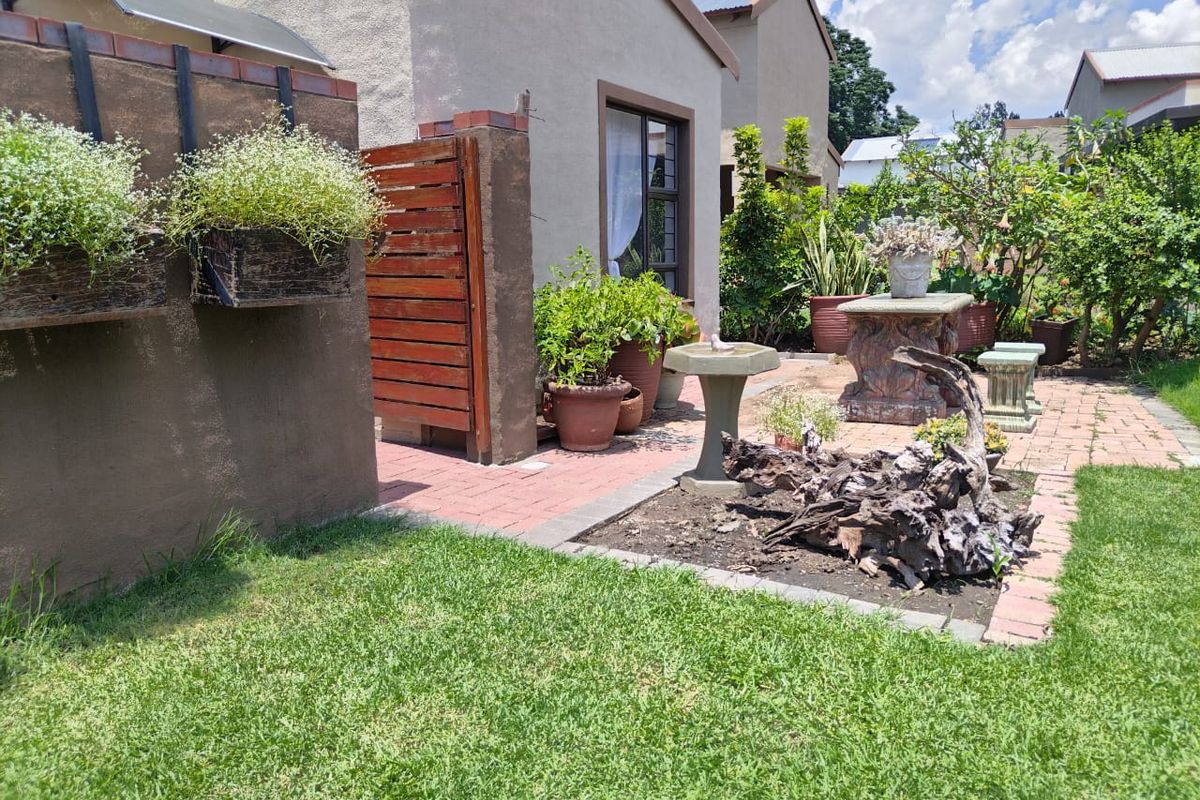 Relaxed Retirement Living in the Heart of Casa Valde - Photo 4