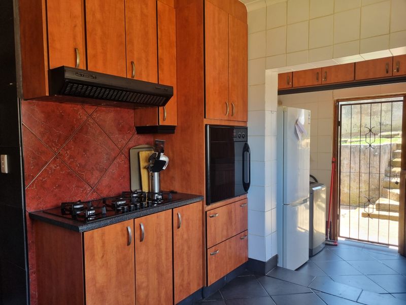 Spacious 3-Bedroom Family Home with Flatlet - Photo 8