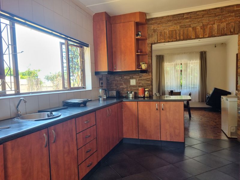 Spacious 3-Bedroom Family Home with Flatlet - Photo 7