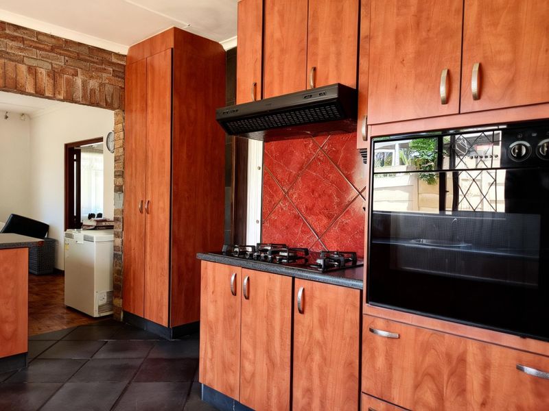 Spacious 3-Bedroom Family Home with Flatlet - Photo 6