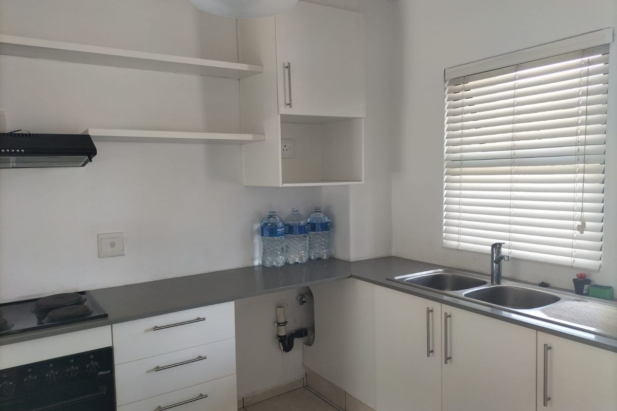 Central 2-bedroom apartment for a great investment or starter home! - Photo 4