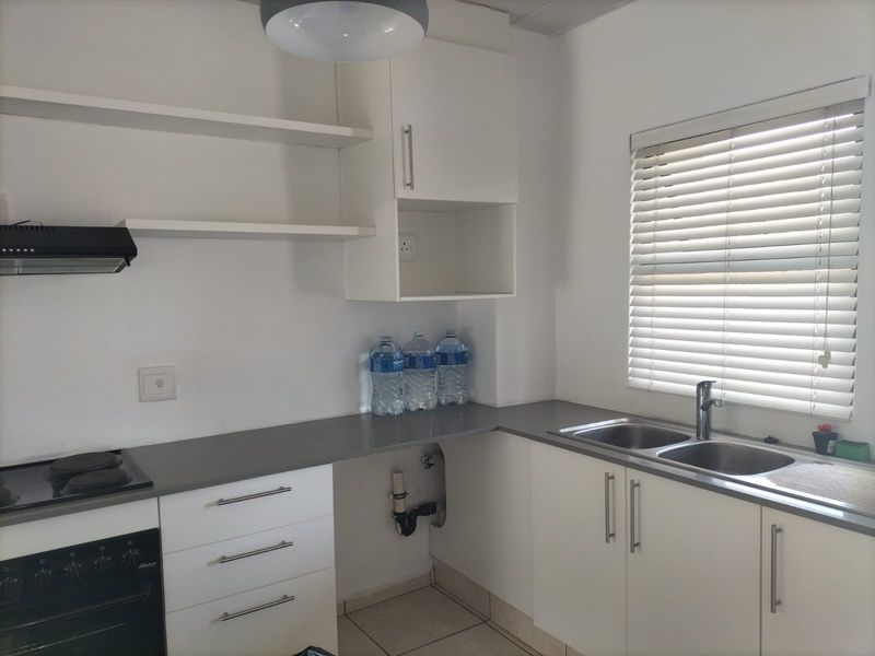 Central 2-bedroom apartment for a great investment or starter home! - Photo 4