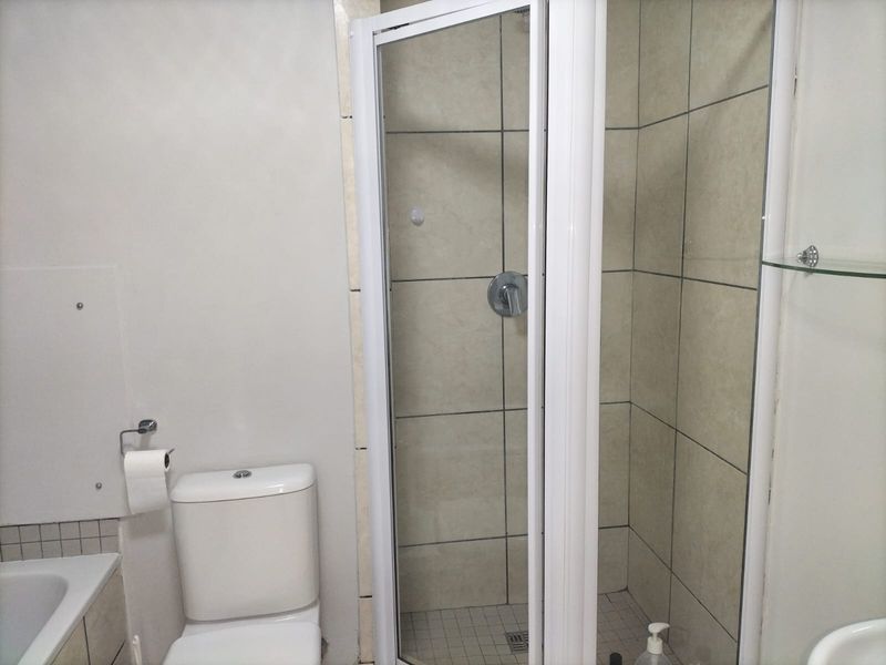 Central 2-bedroom apartment for a great investment or starter home! - Photo 9
