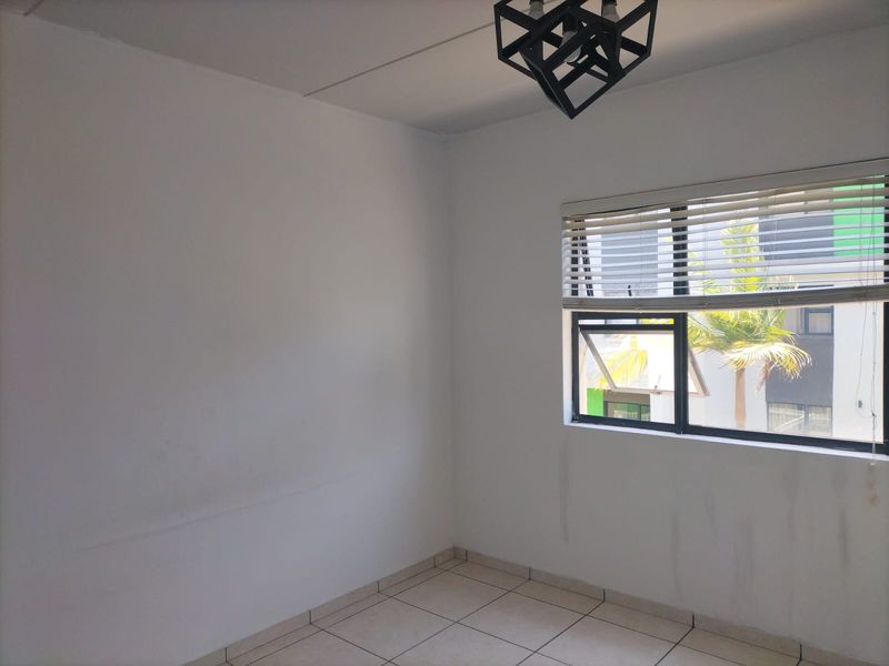 Central 2-bedroom apartment for a great investment or starter home! - Photo 7