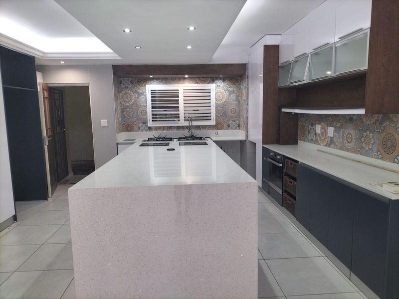 Modern 3 Bed Beach Living - Photo 2