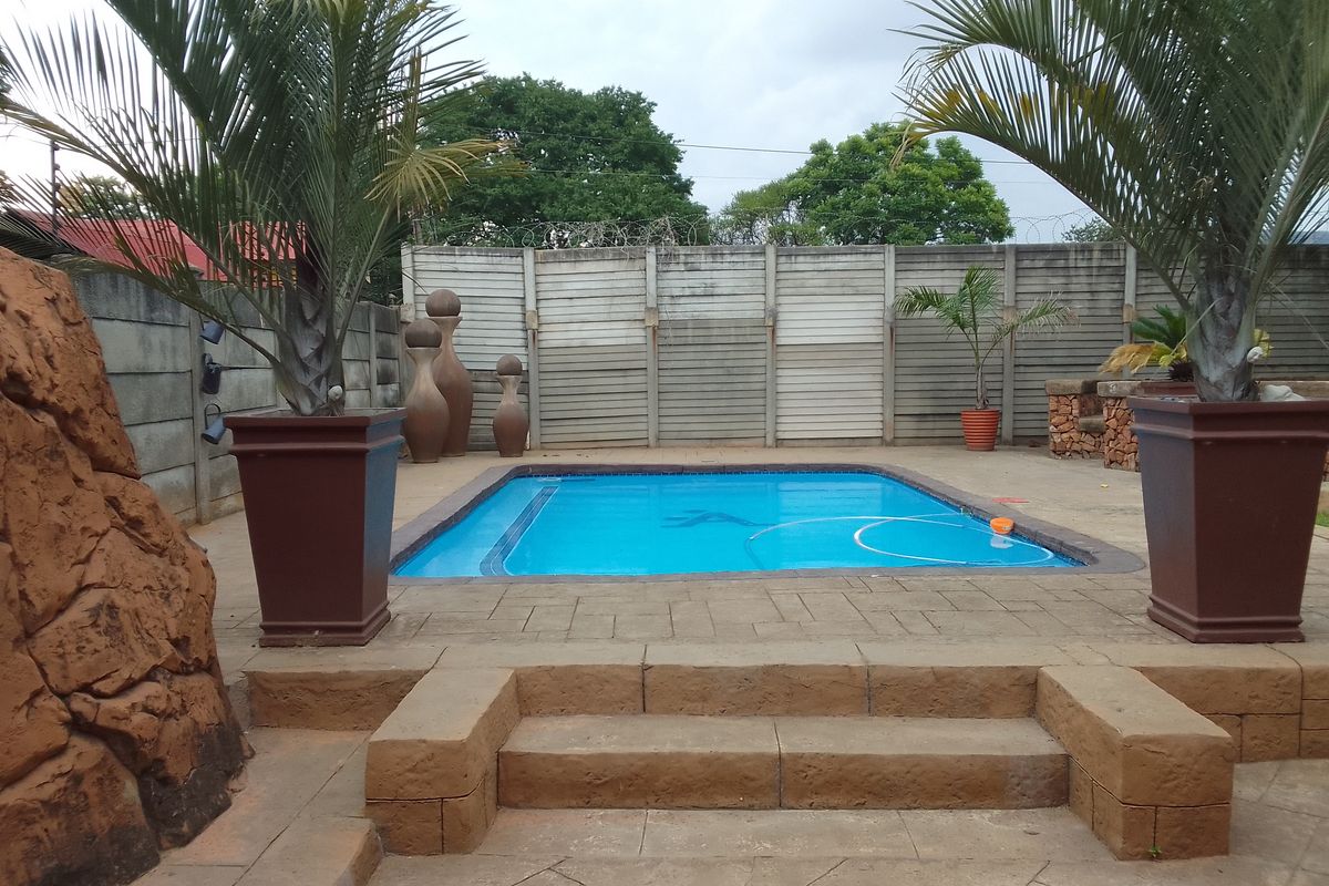 Breathtaking, Turnkey Family Home with Exceptional Entertainment in Protea Park - Photo 4