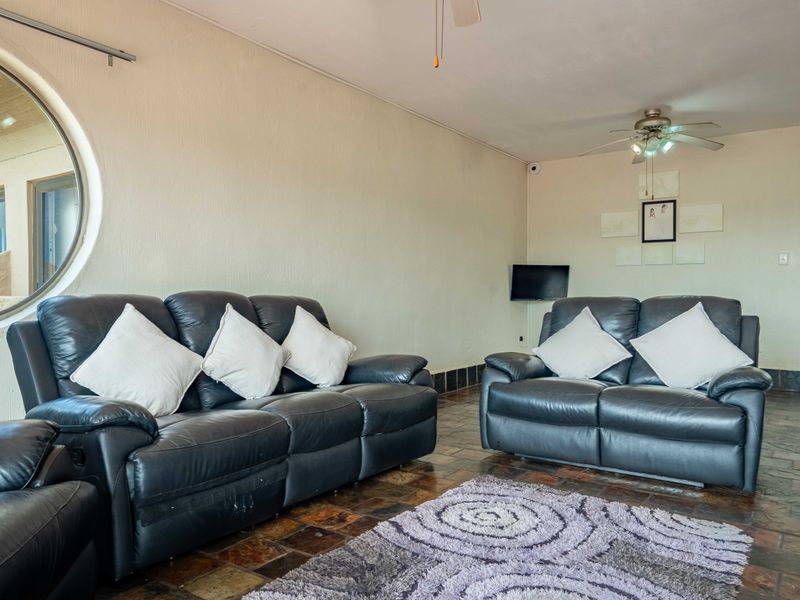 Neat as a pin with breathtaking ocean views! - Photo 5