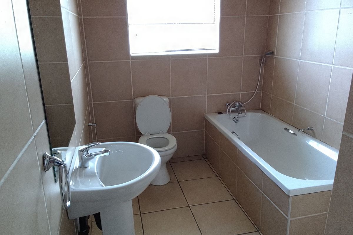 Stunning 2-bedroom duplex in Vanderbijlpark SE 4, perfect for modern living and comfortable lifestyl - Photo 2