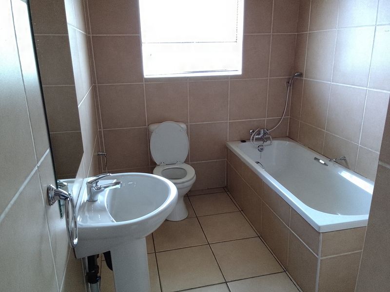 Stunning 2-bedroom duplex in Vanderbijlpark SE 4, perfect for modern living and comfortable lifestyl - Photo 2