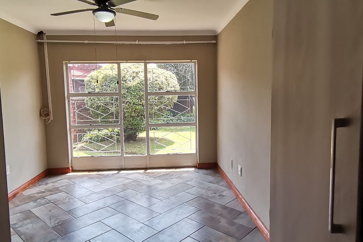 Modern Newly Renovated Townhouse – Move-In Ready - Photo 2