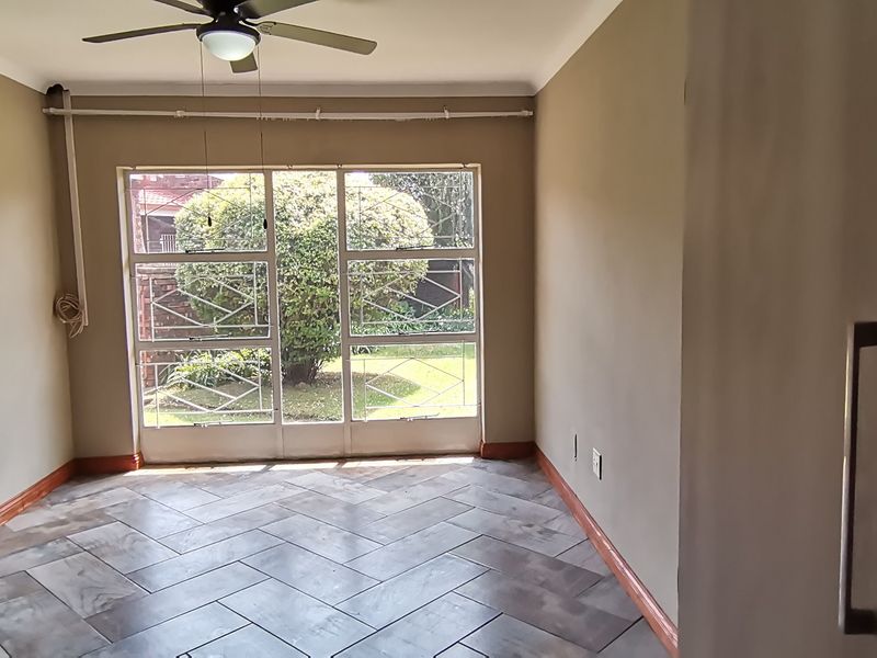 Modern Newly Renovated Townhouse – Move-In Ready - Photo 2