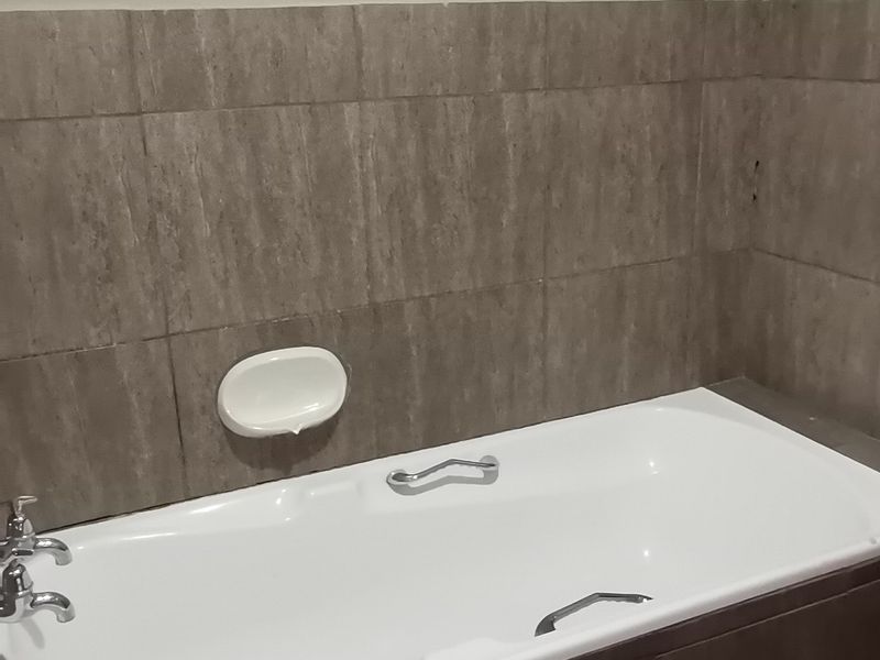 Modern Newly Renovated Townhouse – Move-In Ready - Photo 9