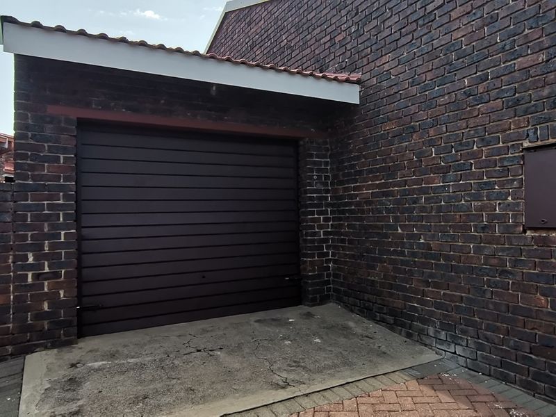 Modern Newly Renovated Townhouse – Move-In Ready - Photo 7