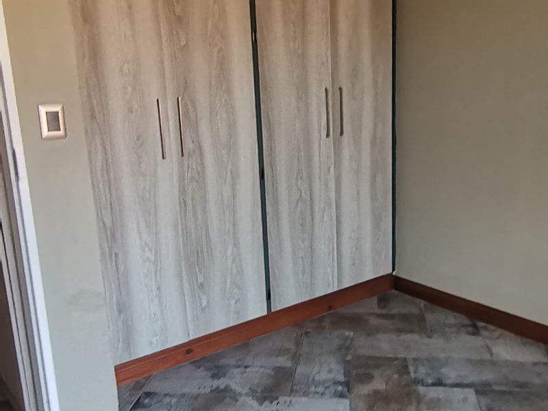 Modern Newly Renovated Townhouse – Move-In Ready - Photo 6