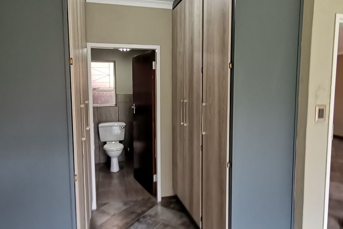 Modern Newly Renovated Townhouse – Move-In Ready - Photo 4