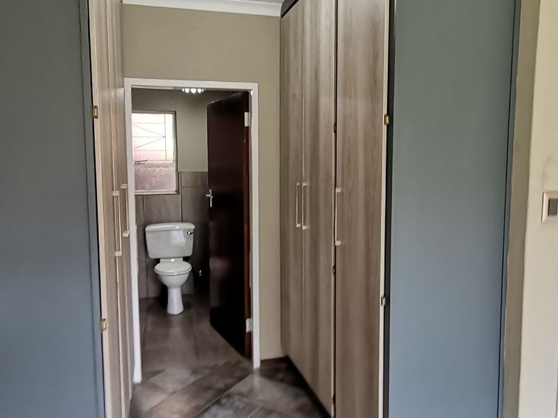 Modern Newly Renovated Townhouse – Move-In Ready - Photo 4