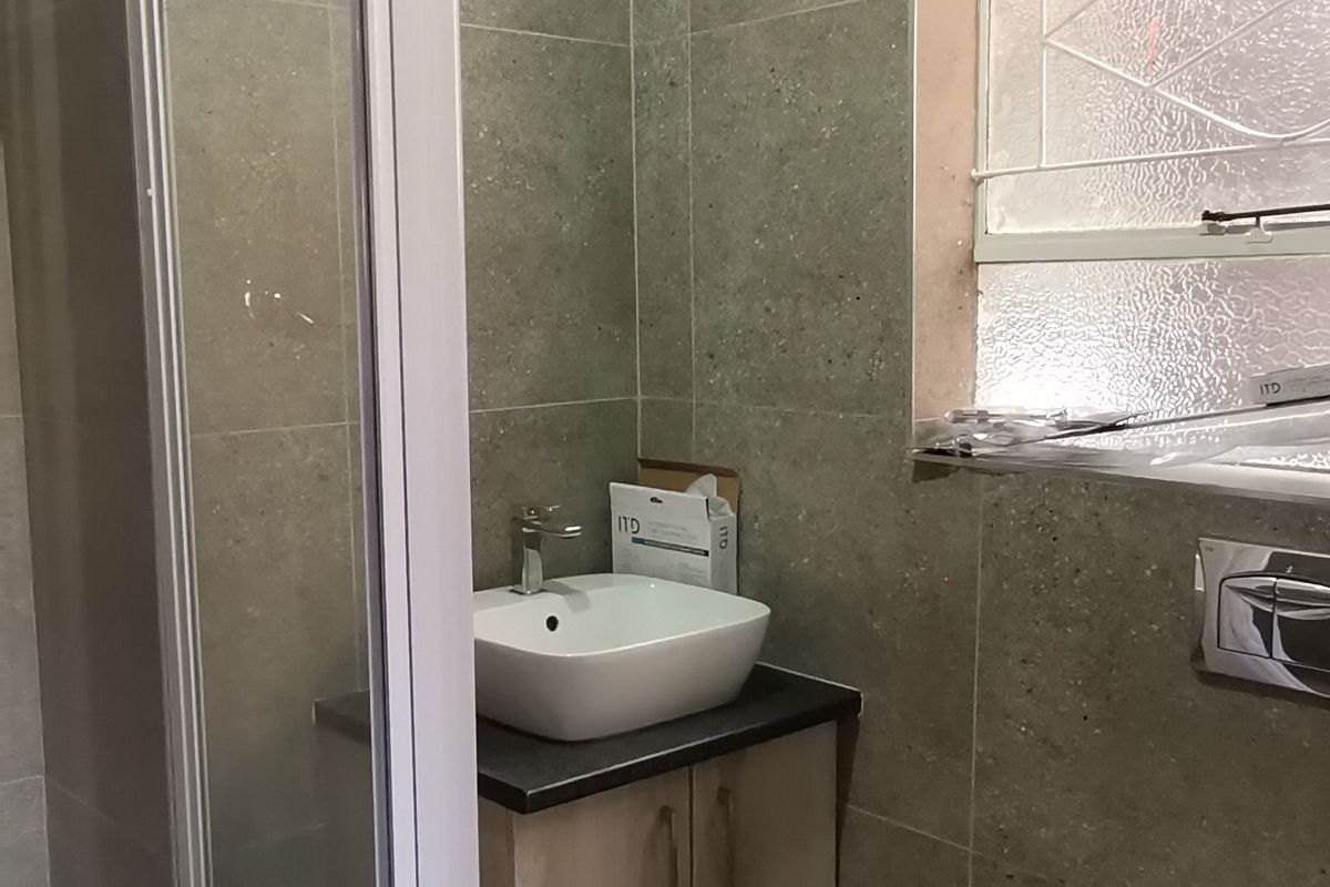 Modern Newly Renovated Townhouse – Move-In Ready - Photo 5