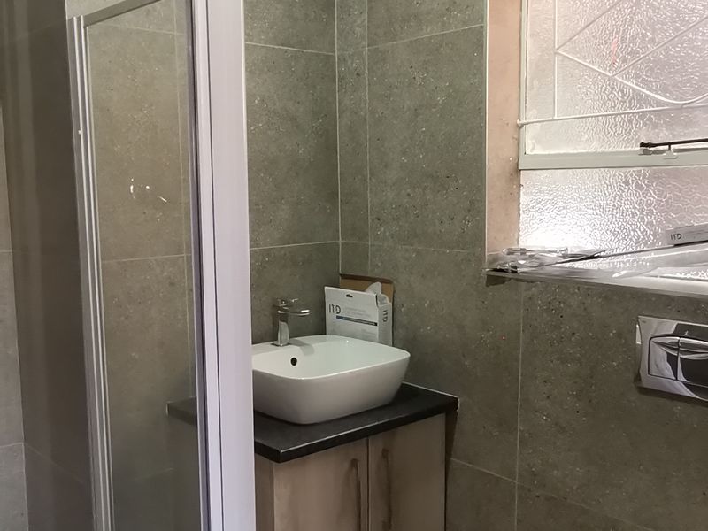 Modern Newly Renovated Townhouse – Move-In Ready - Photo 5