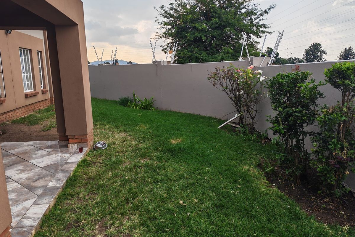 Experience luxury living in our modern 3-bedroom townhouse, nestled within a secure gated community! - Photo 5