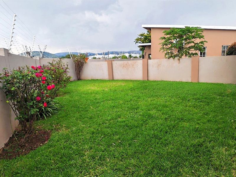 Experience luxury living in our modern 3-bedroom townhouse, nestled within a secure gated community! - Photo 2