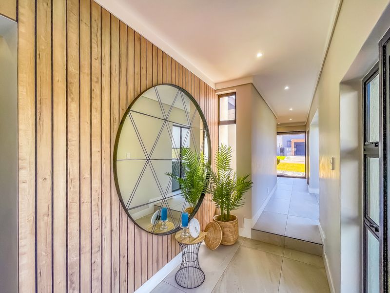 Exquisite 5 Beds, 5 Baths and 4 garages in popular but Private Midstream Ridge - Photo 3