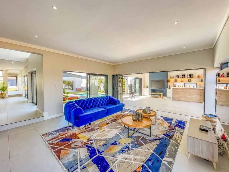 Exquisite 5 Beds, 5 Baths and 4 garages in popular but Private Midstream Ridge - Photo 9