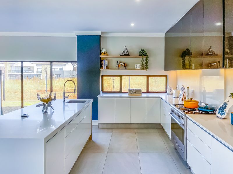 Exquisite 5 Beds, 5 Baths and 4 garages in popular but Private Midstream Ridge - Photo 8