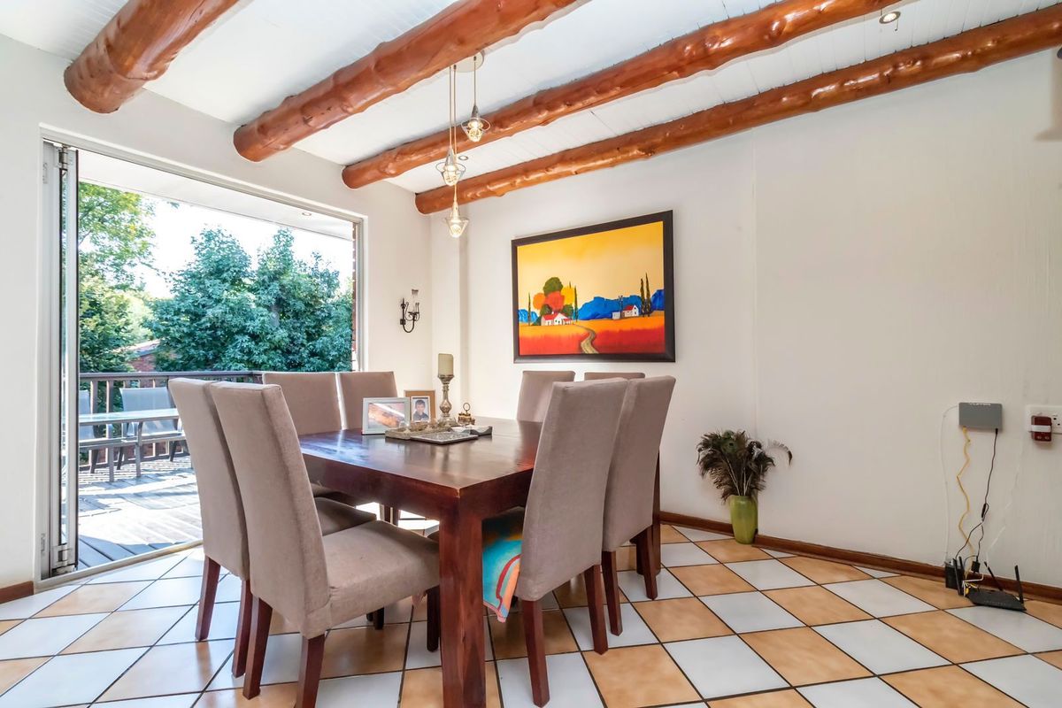 Beautiful, three bedroom family home set in a stunning garden. - Photo 5