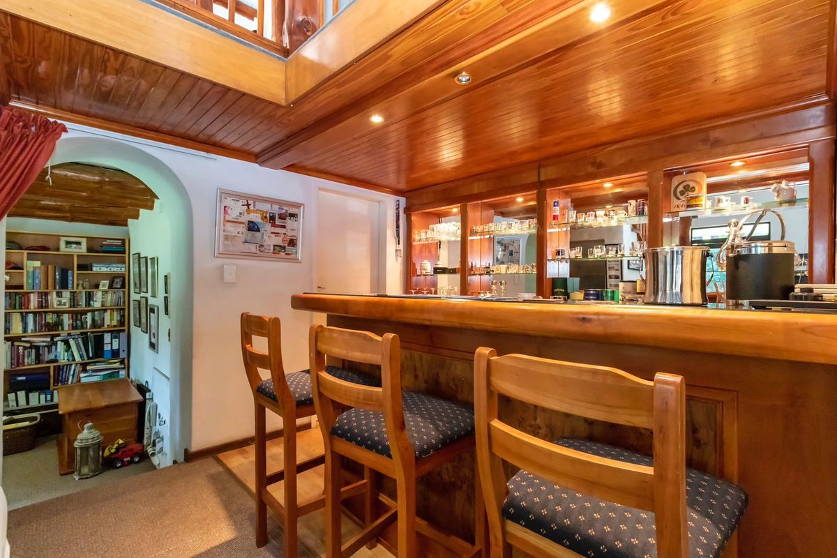 Beautiful, three bedroom family home set in a stunning garden. - Photo 4