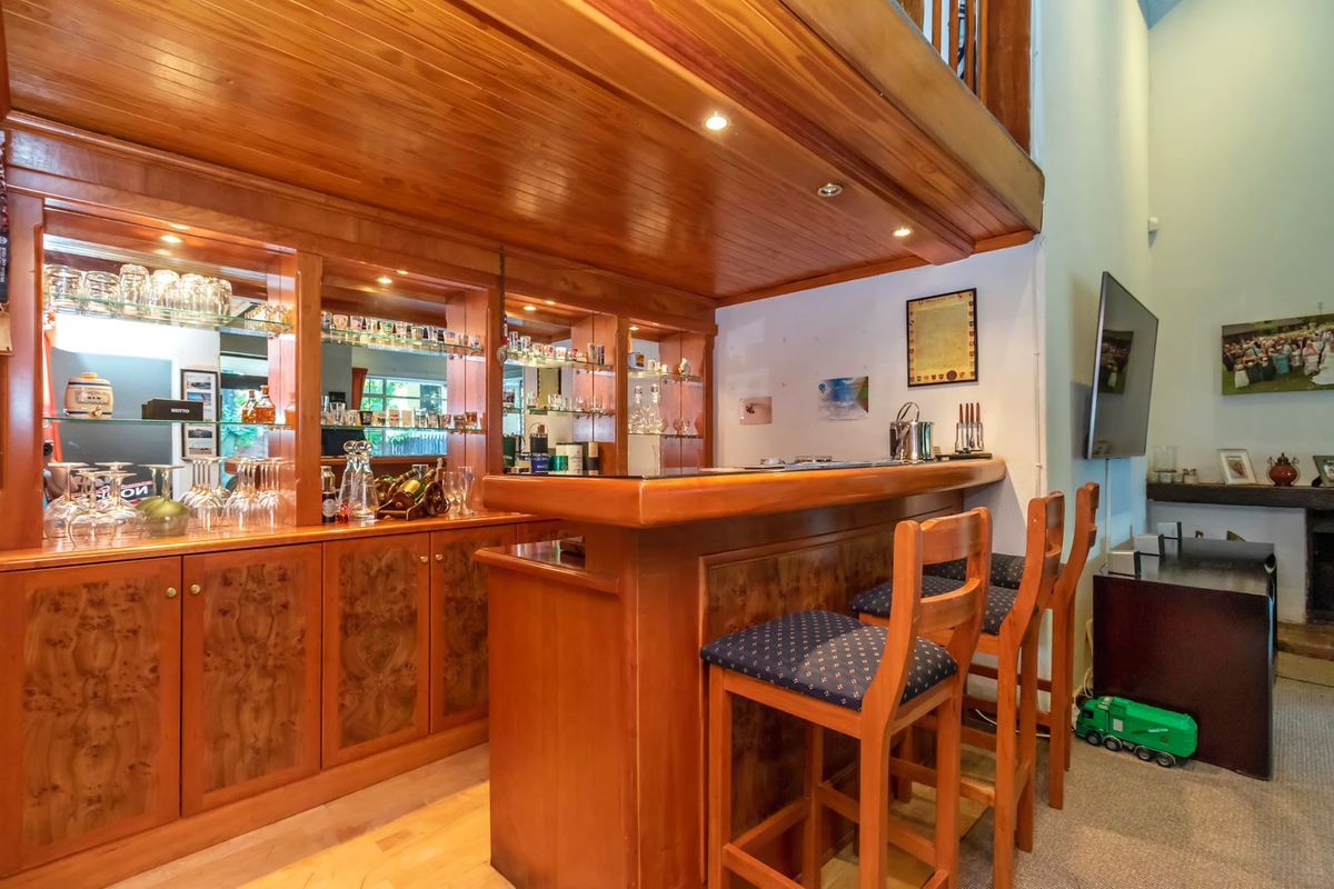 Beautiful, three bedroom family home set in a stunning garden. - Photo 3