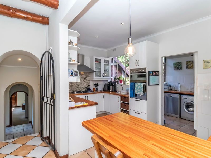 Beautiful, three bedroom family home set in a stunning garden. - Photo 9