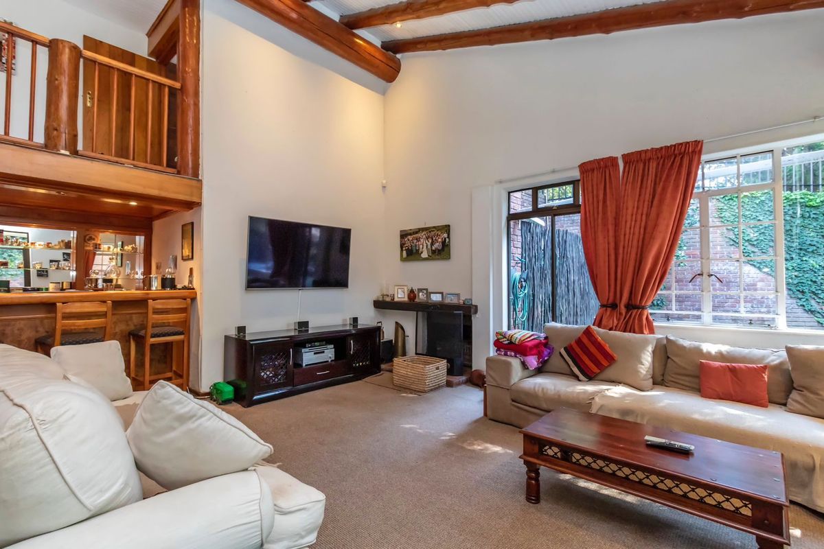 Beautiful, three bedroom family home set in a stunning garden. - Photo 2