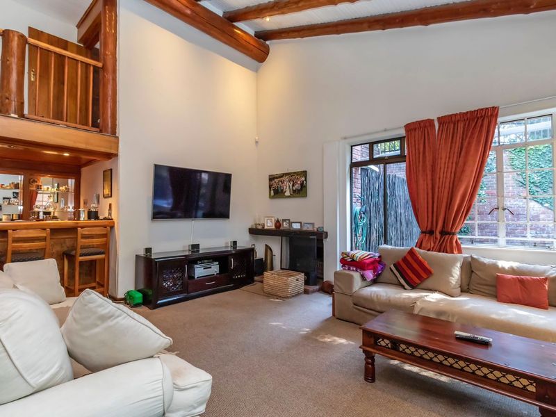 Beautiful, three bedroom family home set in a stunning garden. - Photo 2